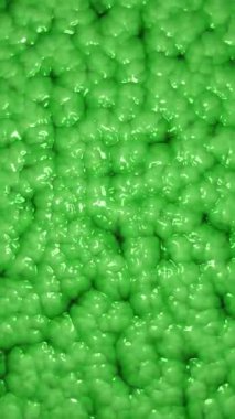 Dikey video - canlı yeşil balçık salgılayan soyut arka plan. Organik hücresel yapıların mikroskobik görüntüsü. Uzaylı organizması ya da doku konsepti. Tam HD ve döngü hareketi arkaplanı.