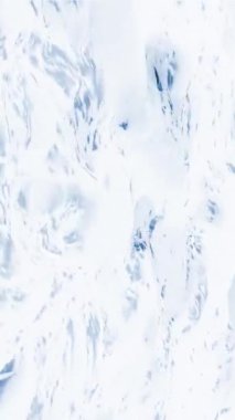 Dikey video - Soyut sıvı efekt arkaplan yumuşak akış dalgaları ile. Pürüzsüz akışkan hareket sakin bir atmosfer yaratır. Sakinleştirici su dokusu. Tam HD ve döngü arkaplanı.