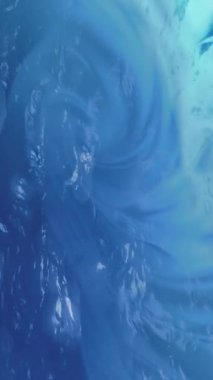 Akan dalgalar ve girdaplarla soyut sıvı etki arka planı. Pürüzsüz akışkan hareket sakin bir atmosfer yaratır. Sakin su dokusu. Tam HD ve dikey döngü arkaplanı.