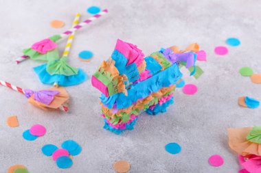 Eşek ya da at şeklinde geleneksel Meksika pinyatası.