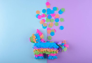 Eşek ya da at şeklinde geleneksel Meksika pinyatası.