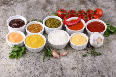 Farklı soslar seti. Ketçap, hardal, mayonez, pesto, marinara, adjika ve peynir sosu.