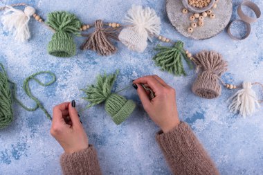 Dekoratif şapkalı Noel süsleri yapma süreci. Adım adım. 7. Adım