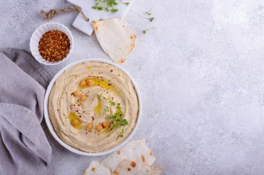 Nohut ve pide düz ekmekten humus. Sağlıklı vejetaryen yemekleri
