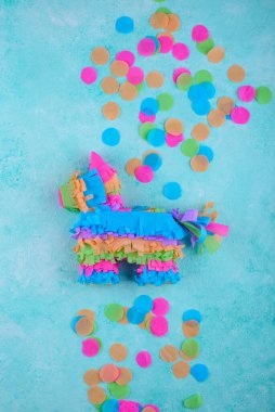 Eşek ya da at şeklinde geleneksel Meksika pinyatası.