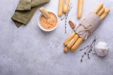 İtalyan Grissini, geleneksel aperatif sarımsaklı ekmek.