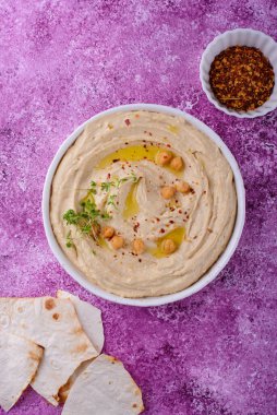 Nohut ve pide düz ekmekten humus. Sağlıklı vejetaryen yemekleri