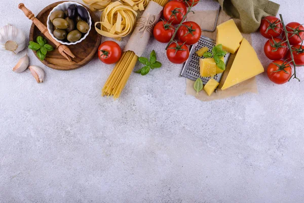 Fondo Cocina Italiana Con Pasta Queso Tomates Albahaca — Foto de Stock