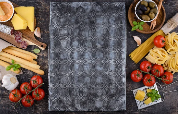 Włoski Żywności Gotowania Tle Makaronem Ser Pomidory Bazylia — Zdjęcie stockowe