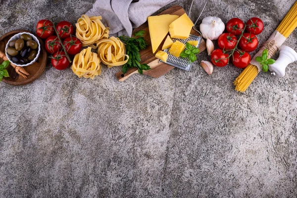 Sfondo Cucina Italiana Con Pasta Formaggio Pomodori Basilico — Foto Stock