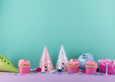 Kek, konfeti ve çelenkli doğum günü partisi konsepti