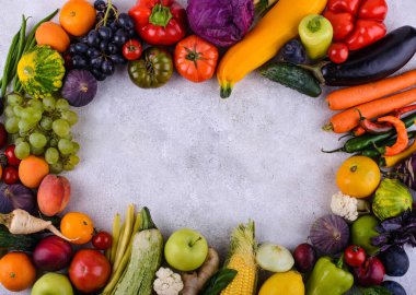 Kırmızı, sarı, yeşil, turuncu, mor sebze ve meyve çeşitleri. Gökkuşağı yemeği