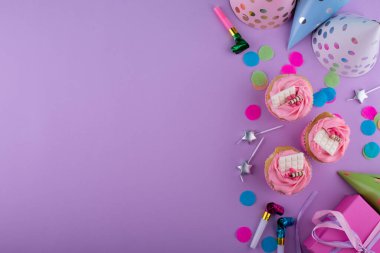 Kek, konfeti ve çelenkli doğum günü partisi konsepti
