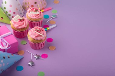 Kek, konfeti ve çelenkli doğum günü partisi konsepti