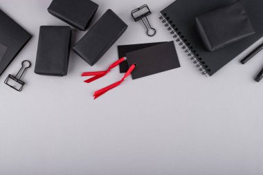 Kara Cuma indirimi. Metin ve paket kutularıyla alışveriş kavramı