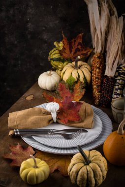 Balkabağı ve yapraklarla dolu sonbahar Şükran Günü sofrası