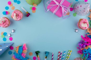 Kek, konfeti ve çelenkli doğum günü partisi konsepti