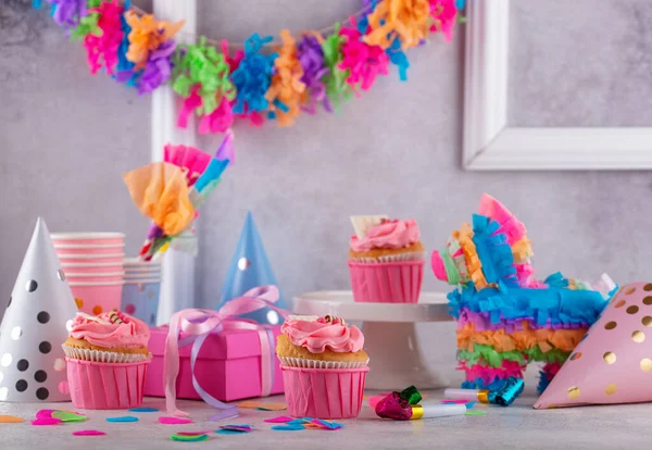 生日聚会的概念与纸杯蛋糕 意大利面和花环 — 图库照片