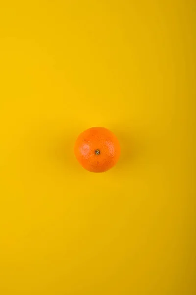 Orange Mûr Sur Fond Jaune Concept Monochrome — Photo