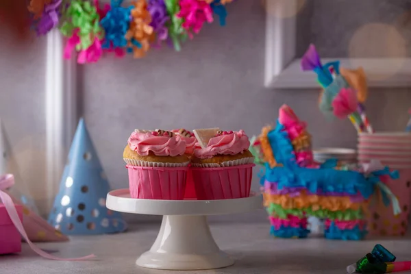 Verjaardagsfeest Concept Met Cupcake Confetti Slinger — Stockfoto