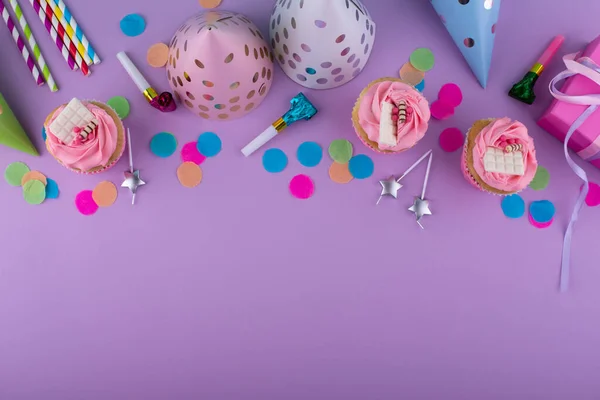 生日聚会的概念与纸杯蛋糕 意大利面和花环 — 图库照片