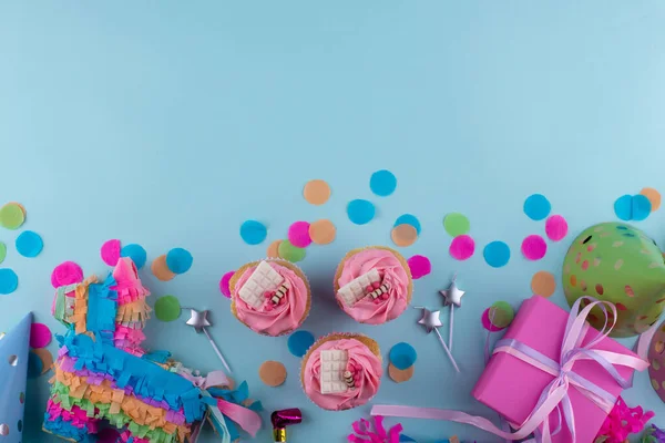 Geburtstagsparty Mit Cupcake Konfetti Und Girlanden — Stockfoto