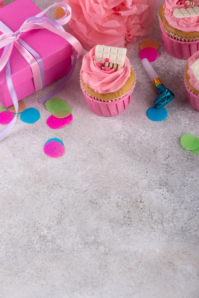 Geburtstagsparty Mit Cupcake Konfetti Und Girlanden — Stockfoto