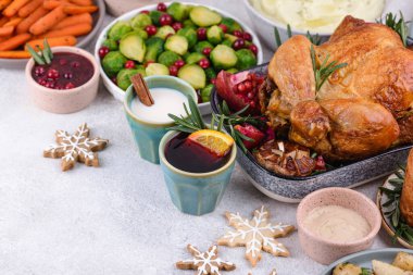 Fırında tavuk ve geleneksel yemekli Noel yemeği.