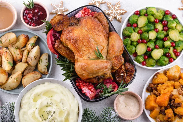 Julbord Med Bakad Kyckling Och Traditionella Rätter — Stockfoto