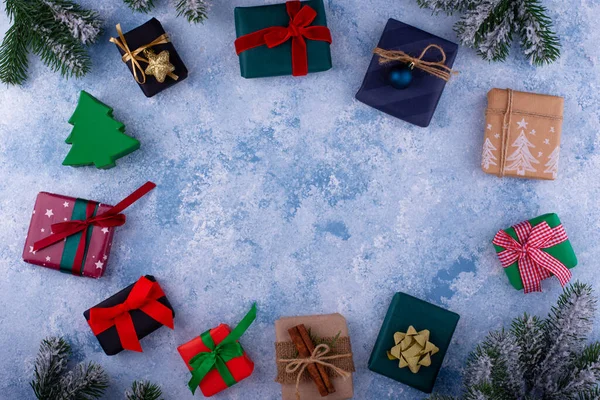 蓝色背景的圣诞及新年礼品盒 — 图库照片