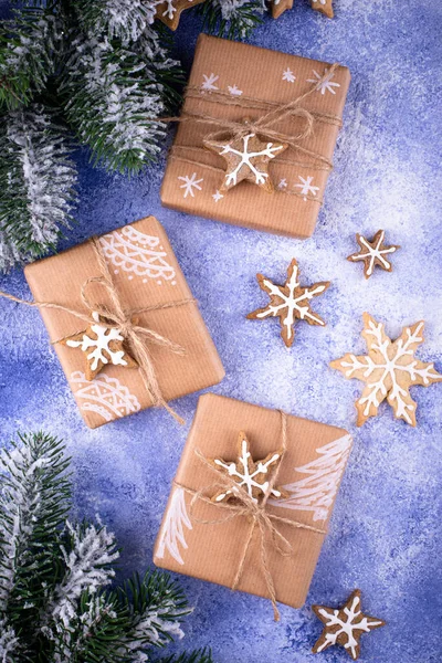 クリスマスギフトボックスでクラフト紙で青の背景 — ストック写真