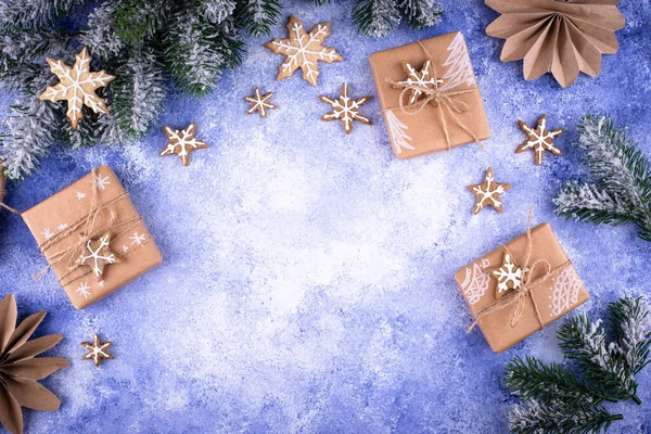 Cajas Regalo Navidad Papel Artesanal Sobre Fondo Azul — Foto de Stock