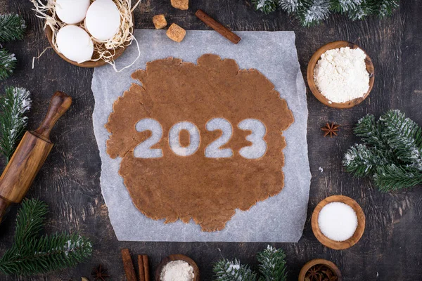 2023 numaralı kurabiyeler için zencefilli ekmek hamuru. Yeni yıl ve Noel pişirme konsepti