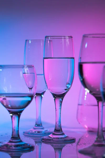 Verres Vin Avec Néon Lumière Duoton Multicolore — Photo
