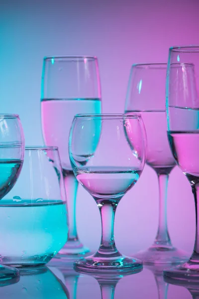 Copas Vino Con Luz Duoton Multicolor Neón —  Fotos de Stock