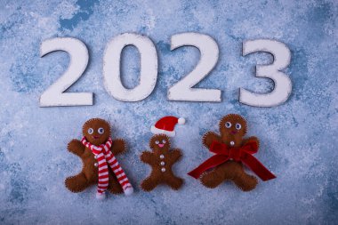 Mavi arka planda 2023 Yeni Yıl ve Noel kompozisyonu