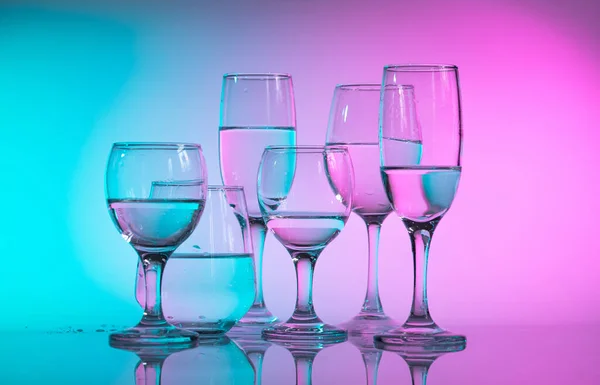 ネオンマルチカラーのデュオトンライト付きワイングラス — ストック写真