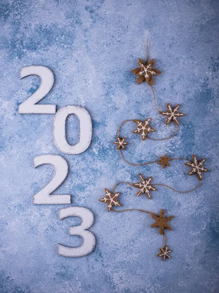2023 Neujahrs Und Weihnachtskomposition Mit Lebkuchen Auf Blauem Hintergrund — Stockfoto