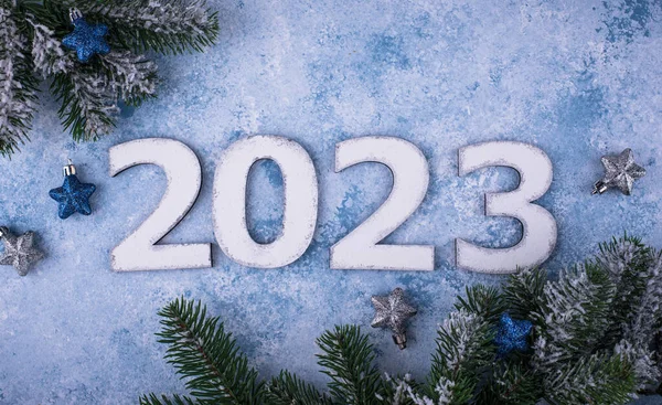 Mavi arka planda 2023 Yeni Yıl ve Noel kompozisyonu