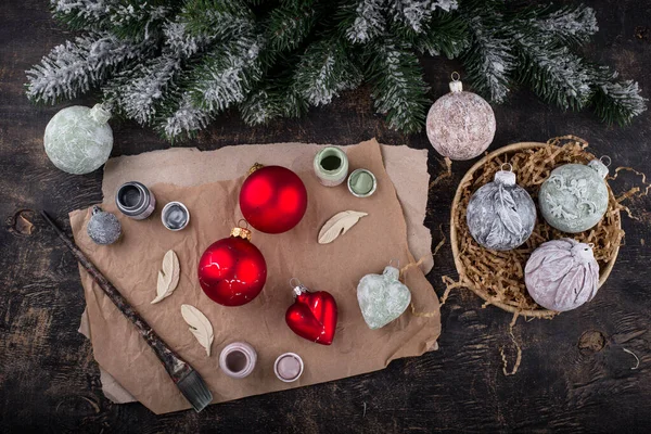 Proces Van Herbewerking Hergebruik Van Oud Kerstspeelgoed Vintage Kerstboom Decoraties — Stockfoto
