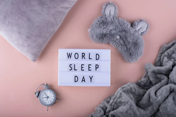 带睡眠面具和闹钟的世界睡眠日概念 — 图库照片