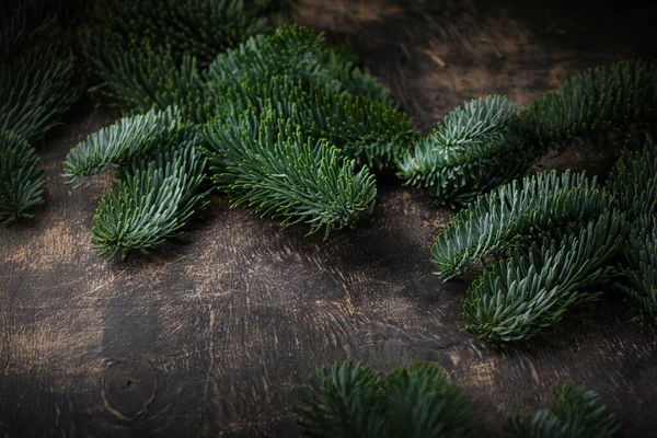 Χριστούγεννα Και Πρωτοχρονιά Φόντο Έλατο Treeon Μαύρη Ξύλινη Επιφάνεια — Φωτογραφία Αρχείου