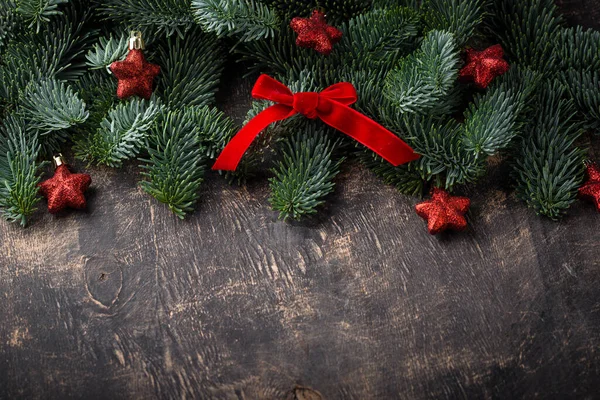 Weihnachten Und Neujahr Hintergrund Mit Tanne Und Rotem Dekor — Stockfoto