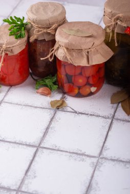 Salamura sebzeleri cam kavanozlarda saklar. Mayalanmış yiyecek.