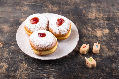 Geleneksel Yahudi bayramı Hanuka yemeği. Donut sufganiot, mum ve dreidl!