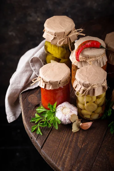 Ecetes Tartósítja Zöldségeket Üvegedényekben Erjesztett Élelmiszer — Stock Fotó