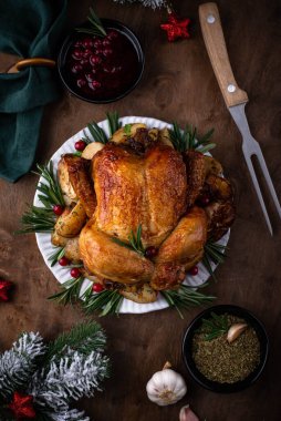 Noel yemeği için pişirilmiş tavuk. Geleneksel bayram yemekleri