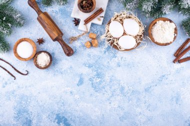 Kurabiye hazırlamak için malzemelerle yeni yıl ve Noel pişirme konsepti