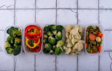 Farklı donmuş sebzeler. Yiyecek deposu. Sağlıklı beslenme