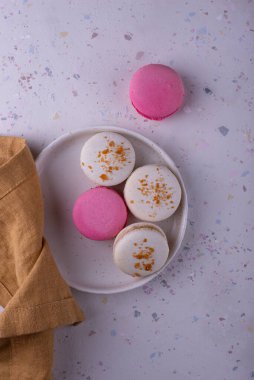 Beyaz arkaplanda renkli badem kurabiyeleri